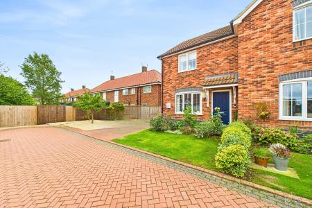 2 bedroom Semi-detached house for sale in Burgon Crescent, Winterton, North Lincolnshire, DN15