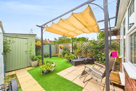 2 bedroom Semi-detached house for sale in Burgon Crescent, Winterton, North Lincolnshire, DN15