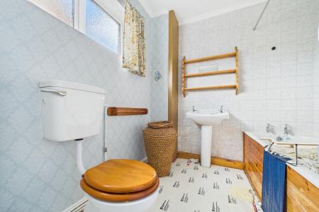 2 bedroom Detached bungalow for sale in Hawthorn Gate, Barton-upon-Humber, North Lincolnshire, DN18