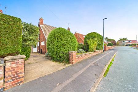 2 bedroom Detached bungalow for sale in Hawthorn Gate, Barton-upon-Humber, North Lincolnshire, DN18