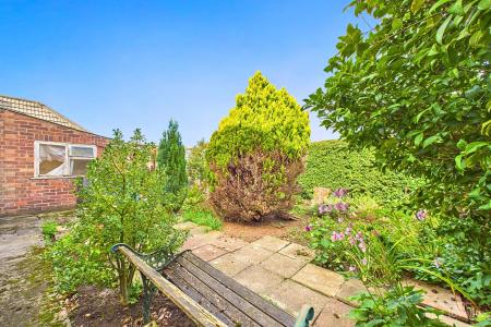 2 bedroom Detached bungalow for sale in Hawthorn Gate, Barton-upon-Humber, North Lincolnshire, DN18