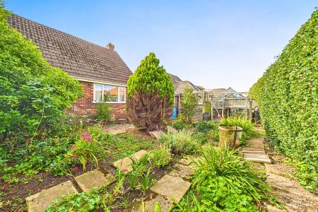 2 bedroom Detached bungalow for sale in Hawthorn Gate, Barton-upon-Humber, North Lincolnshire, DN18