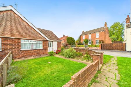 2 bedroom Semi-detached bungalow for sale in Cross Street, Barrow-upon-Humber, North Lincolnshire, DN19
