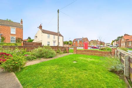 2 bedroom Semi-detached bungalow for sale in Cross Street, Barrow-upon-Humber, North Lincolnshire, DN19