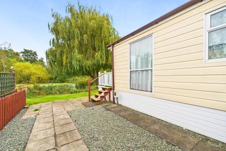 1 bedroom Park home for sale in Barton Broads Park, Maltkiln Road, Barton-upon-Humber, North Lincolnshire, DN18