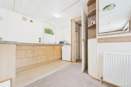 1 bedroom Park home for sale in Barton Broads Park, Maltkiln Road, Barton-upon-Humber, North Lincolnshire, DN18