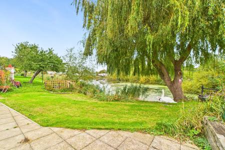 1 bedroom Park home for sale in Barton Broads Park, Maltkiln Road, Barton-upon-Humber, North Lincolnshire, DN18