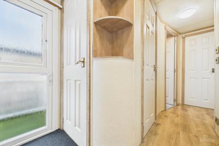 1 bedroom Park home for sale in Barton Broads Park, Maltkiln Road, Barton-upon-Humber, North Lincolnshire, DN18
