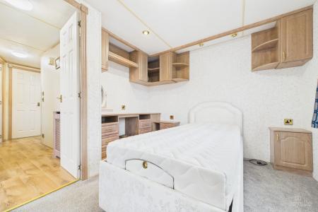 1 bedroom Park home for sale in Barton Broads Park, Maltkiln Road, Barton-upon-Humber, North Lincolnshire, DN18