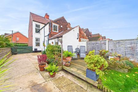 2 bedroom End of terrace house for sale in Marsh Lane, Barton-upon-Humber, North Lincolnshire, DN18