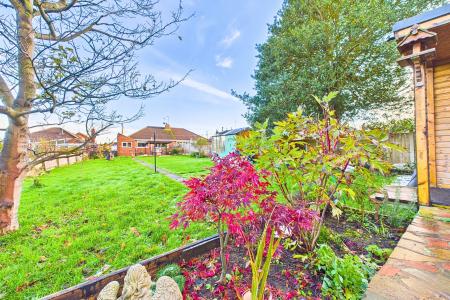 2 bedroom Semi-detached bungalow for sale in Western Drive, Barton-upon-Humber, North Lincolnshire, DN18