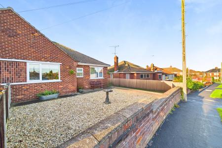 2 bedroom Semi-detached bungalow for sale in Western Drive, Barton-upon-Humber, North Lincolnshire, DN18