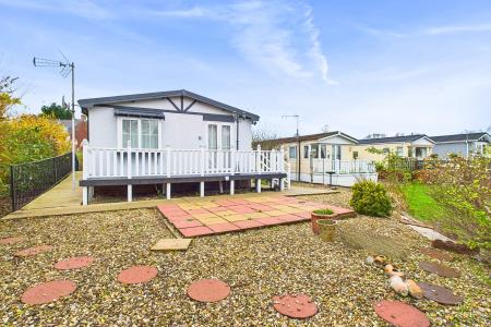 2 bedroom Park home for sale in Barton Broads Park, Barton-upon-Humber, North Lincolnshire, DN18