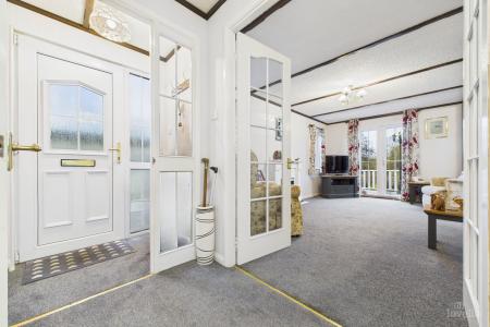 2 bedroom Park home for sale in Barton Broads Park, Barton-upon-Humber, North Lincolnshire, DN18