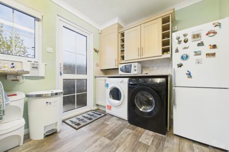 2 bedroom Park home for sale in Barton Broads Park, Barton-upon-Humber, North Lincolnshire, DN18