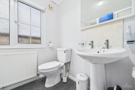 2 bedroom Park home for sale in Barton Broads Park, Barton-upon-Humber, North Lincolnshire, DN18