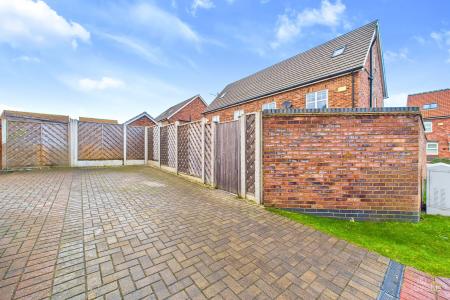 4 bedroom Semi-detached house for sale in Bayleaf Lane, Barton-upon-Humber, North Lincolnshire, DN18