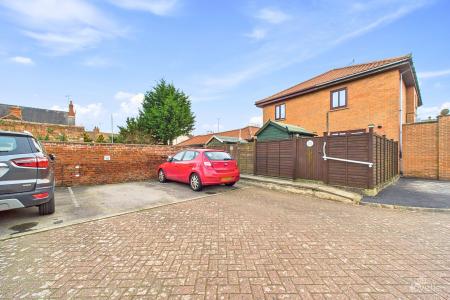 2 bedroom Semi-detached house for sale in Tangarth Court, Barton-upon-Humber, North Lincolnshire, DN18