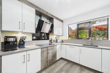 4 bedroom Detached house for sale in Oak Grove, Barrow-upon-Humber, North Lincolnshire, DN19