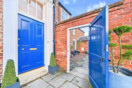4 bedroom Semi-detached house for sale in Queen Street, Barton-upon-Humber, North Lincolnshire, DN18