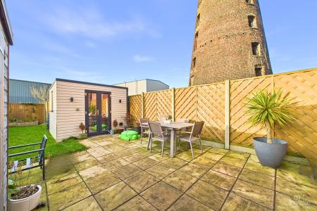 3 bedroom End of terrace house for sale in Mill View, Barton-upon-Humber, North Lincolnshire, DN18