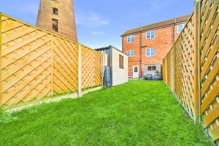 3 bedroom End of terrace house for sale in Mill View, Barton-upon-Humber, North Lincolnshire, DN18