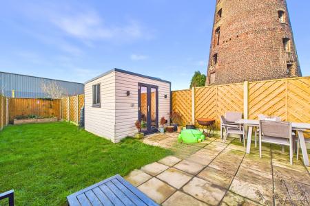 3 bedroom End of terrace house for sale in Mill View, Barton-upon-Humber, North Lincolnshire, DN18