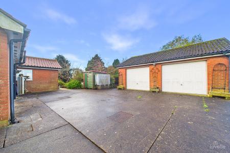 4 bedroom Detached bungalow for sale in Carr Road, Ulceby, North Lincolnshire, DN39