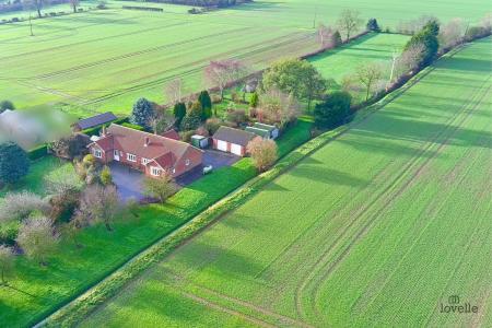 4 bedroom Detached bungalow for sale in Carr Road, Ulceby, North Lincolnshire, DN39