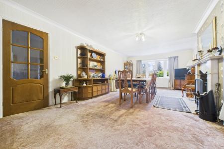 4 bedroom Detached bungalow for sale in Carr Road, Ulceby, North Lincolnshire, DN39