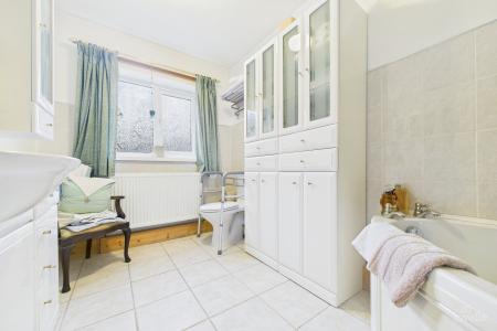 4 bedroom Detached bungalow for sale in Carr Road, Ulceby, North Lincolnshire, DN39