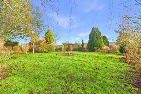 4 bedroom Detached bungalow for sale in Carr Road, Ulceby, North Lincolnshire, DN39