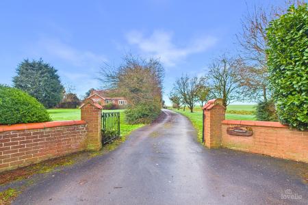 4 bedroom Detached bungalow for sale in Carr Road, Ulceby, North Lincolnshire, DN39