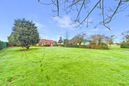 4 bedroom Detached bungalow for sale in Carr Road, Ulceby, North Lincolnshire, DN39