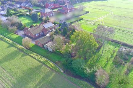 4 bedroom Detached bungalow for sale in Carr Road, Ulceby, North Lincolnshire, DN39