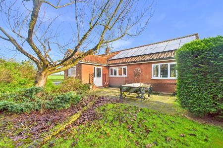 4 bedroom Detached bungalow for sale in Carr Road, Ulceby, North Lincolnshire, DN39