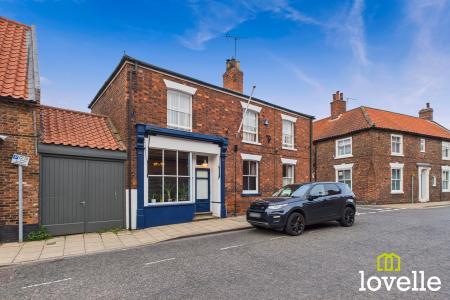 4 bedroom Detached house for sale in High Street, Barton upon Humber, North Lincolnshire, DN18