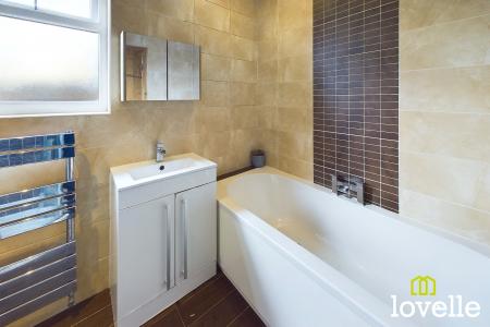 4 bedroom End of terrace house for sale in New Village Road, Cottingham, East Riding of Yorkshire, HU16