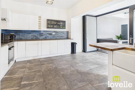 4 bedroom End of terrace house for sale in New Village Road, Cottingham, East Riding of Yorkshire, HU16