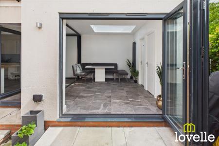 4 bedroom End of terrace house for sale in New Village Road, Cottingham, East Riding of Yorkshire, HU16