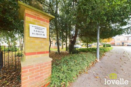 2 bedroom Flat for sale in St Marys Close, Hessle, East Riding of Yorkshire, HU13