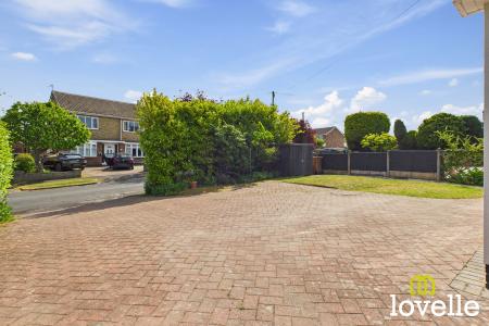 4 bedroom Detached house for sale in Easenby Avenue, Kirk Ella, East Riding of Yorkshire, HU10