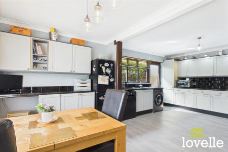 4 bedroom Detached house for sale in Easenby Avenue, Kirk Ella, East Riding of Yorkshire, HU10