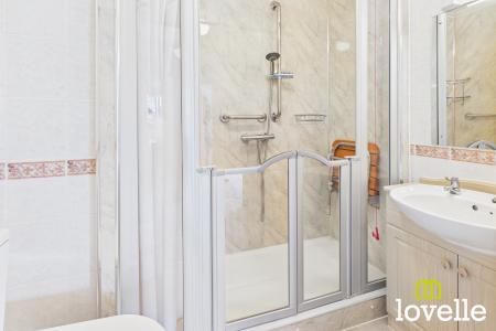 2 bedroom Flat for sale in Kingtree Avenue, Cottingham, East Riding of Yorkshire, HU16