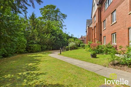 2 bedroom Flat for sale in Kingtree Avenue, Cottingham, East Riding of Yorkshire, HU16