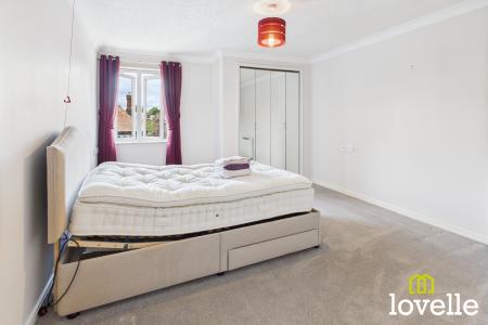 2 bedroom Flat for sale in Kingtree Avenue, Cottingham, East Riding of Yorkshire, HU16