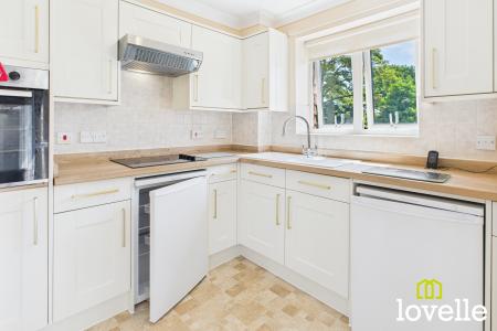 2 bedroom Flat for sale in Kingtree Avenue, Cottingham, East Riding of Yorkshire, HU16