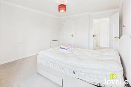 2 bedroom Flat for sale in Kingtree Avenue, Cottingham, East Riding of Yorkshire, HU16