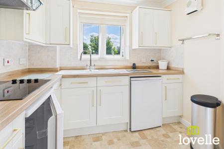 2 bedroom Flat for sale in Kingtree Avenue, Cottingham, East Riding of Yorkshire, HU16