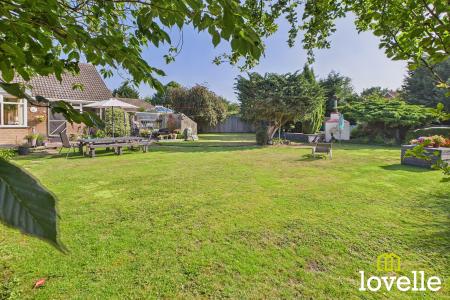 2 bedroom Bungalow for sale in Loatley Green, Cottingham, East Riding of Yorkshire, HU16